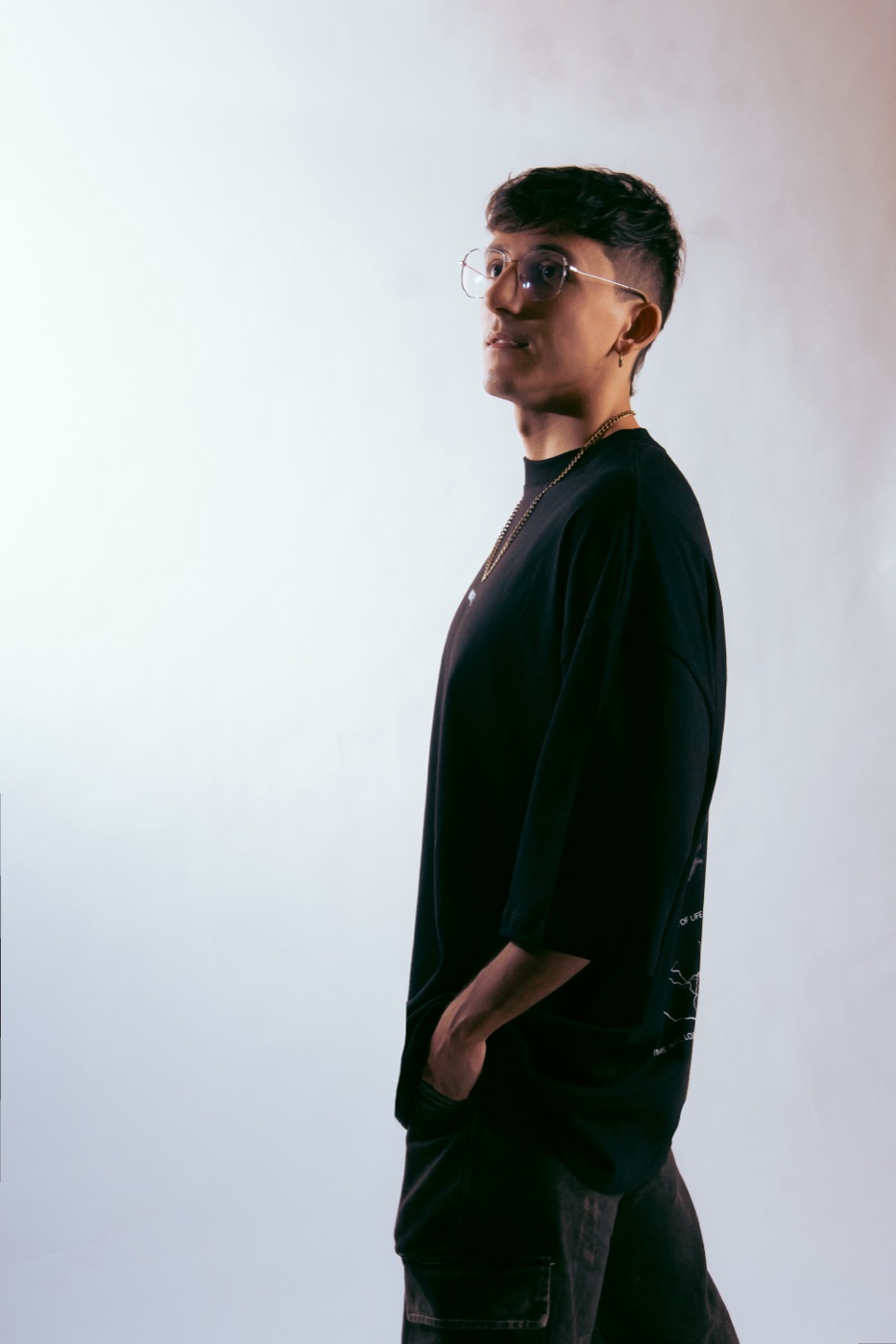 Khan, retrato de estudio